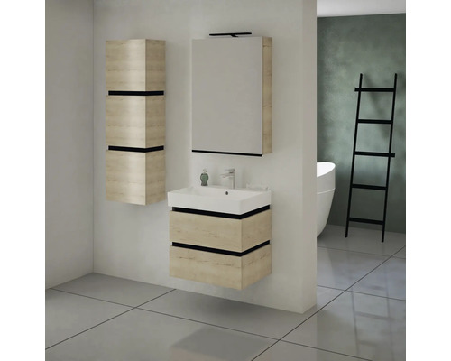 Badezimmer-Szene mit Waschtischunterschrank, Spiegelschrank und Hochschrank im hellen Holzdesign