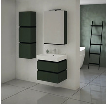 Badezimmer mit Waschbeckenunterschrank, Spiegelschrank und Hochschrank