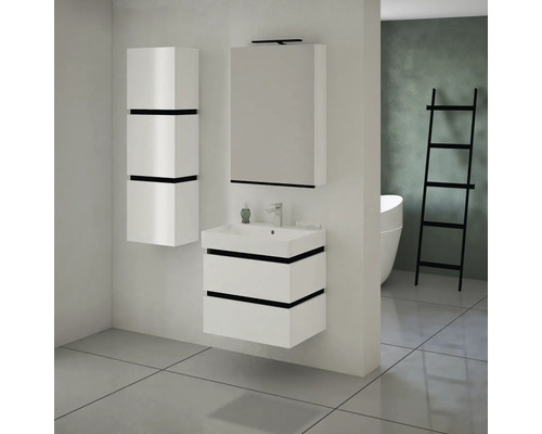 Badezimmer mit Waschbeckenunterschrank, Spiegelschrank und Hochschrank