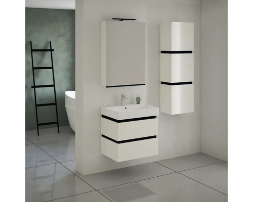 Badezimmer mit Waschbeckenunterschrank, Spiegelschrank und Hochschrank