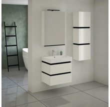 Badezimmer-Szene mit weißem Waschtisch, Spiegelschrank und Hochschrank