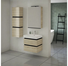 Badezimmer mit Waschtisch, Spiegelschrank und Hochschrank