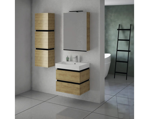 Badezimmer mit Waschtisch, Spiegelschrank und Hochschrank in Holzoptik