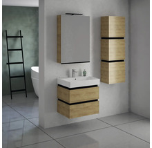 Badezimmer mit Waschtisch, Spiegelschrank und Hochschrank