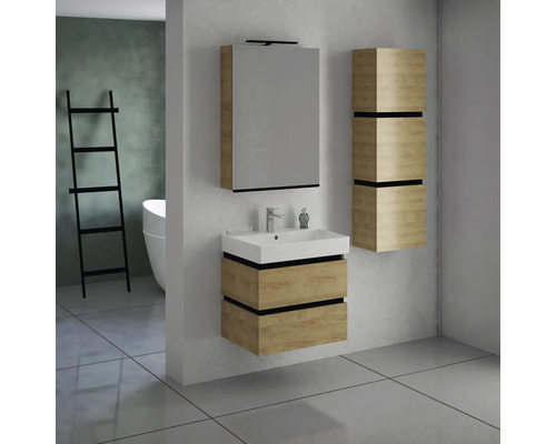 Badezimmer mit Waschtisch, Spiegelschrank und Hochschrank