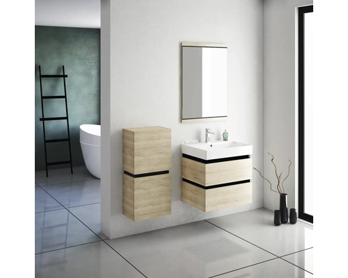 Badezimmer mit Waschtisch, Spiegelschrank und Hochschrank in hellem Holzdekor