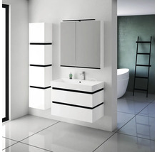 Modernes Badezimmer mit weißem Waschtisch, Spiegelschrank und Hochschrank.