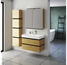 Badezimmer mit Waschtisch, Spiegelschrank und Hochschrank in hellem Holzdekor