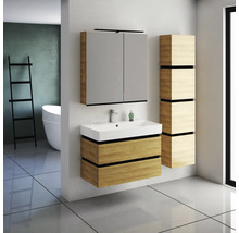 Badezimmer mit Waschtisch, Spiegelschrank und Hochschrank in hellem Holzdekor