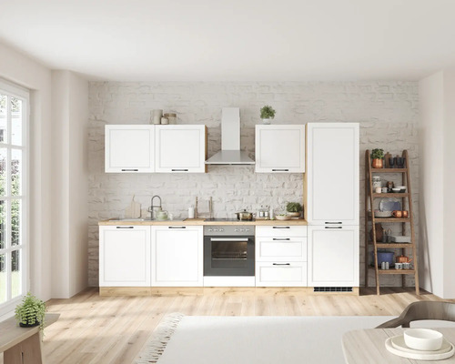 Helle Küche mit weißen Schränken, Arbeitsplatte aus Holz und Essecke