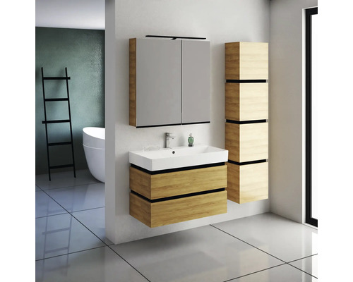 Badezimmer mit Waschtisch, Spiegelschrank und Hochschrank aus Holz