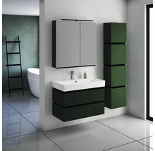 Badezimmer mit Waschtischunterschrank, Spiegelschrank und Hochschrank