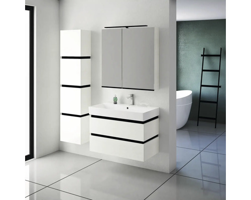 Modernes Badezimmerensemble mit Waschtischunterschrank, Spiegelschrank und Hochschrank.