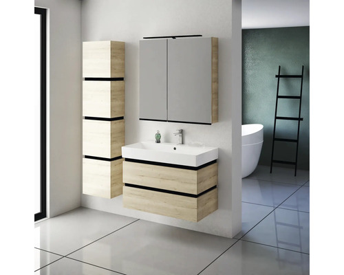 Badezimmer mit Waschtisch, Spiegelschrank und Hochschrank in hellem Holzdesign