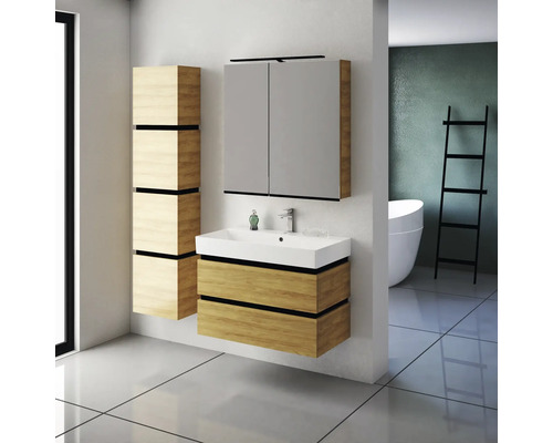 Badezimmer mit Waschtisch, Spiegelschrank und Hochschrank aus Holz