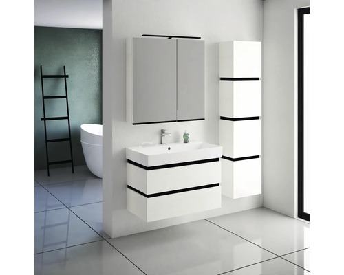 Badezimmer-Szene mit Waschtisch, Spiegelschrank und Hochschrank