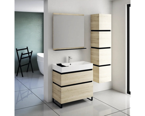 Badezimmer-Szene mit Waschtischunterschrank, Spiegel und Hochschrank in Holzoptik mit schwarzen Akzenten