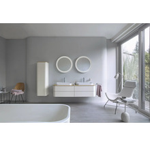 Helles Badezimmer mit Doppelwaschtisch, Spiegeln, Badewanne und Sitzgelegenheit am Fenster