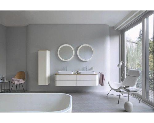 Helles Badezimmer mit Doppelwaschtisch, Spiegeln, Badewanne und Sitzgelegenheit am Fenster