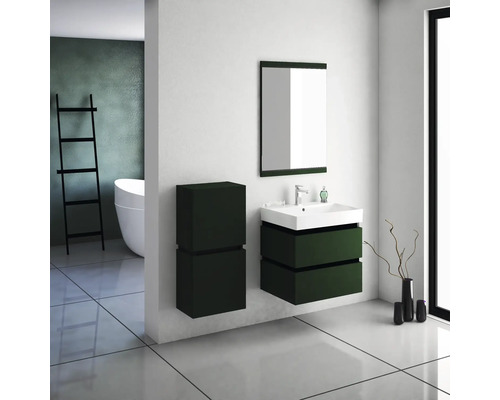 Modernes Badezimmer mit Waschtisch, Spiegel und Regal