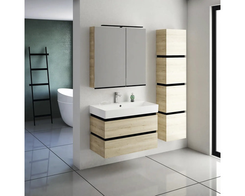 Badezimmer mit Waschtisch, Spiegelschrank und Hochschrank in Holzoptik