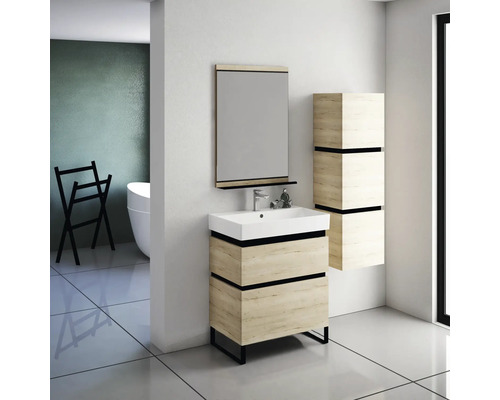 Badezimmer Szene mit Waschtisch, Spiegel und Hochschrank im hellen Holzdesign
