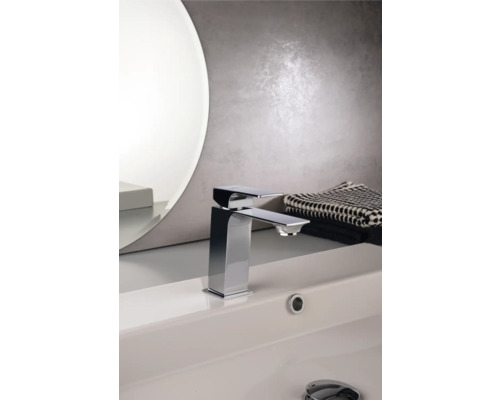 Waschtischarmatur aus Metall im Badezimmer