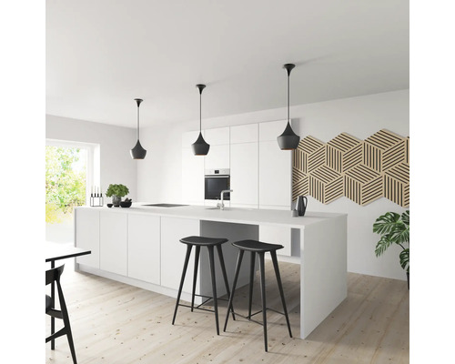 Moderne Küche mit weißen Schränken, Kochinsel und schwarzen Barhockern