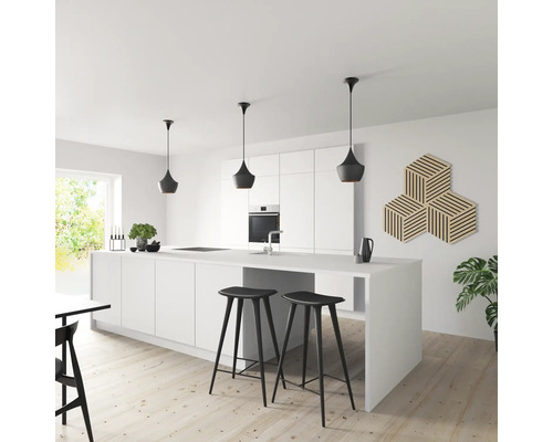 Helle Küche mit Kochinsel, Barhockern und Pendelleuchten