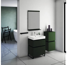 Badezimmer mit Waschbecken, Spiegel, Handtuchhalter, Wäscheständer und Badewanne
