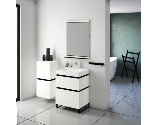 Badezimmer mit Waschtischunterschrank, Spiegel, Handtuchhalter und Dekoration