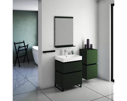 Modernes Badezimmer mit Waschbecken, Spiegel und Badmöbeln