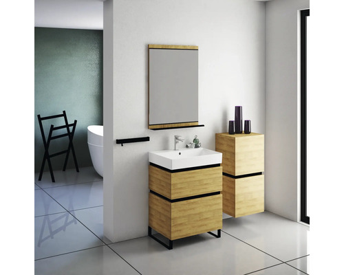 Modernes Badezimmer mit Waschtisch, Spiegel und Ablage