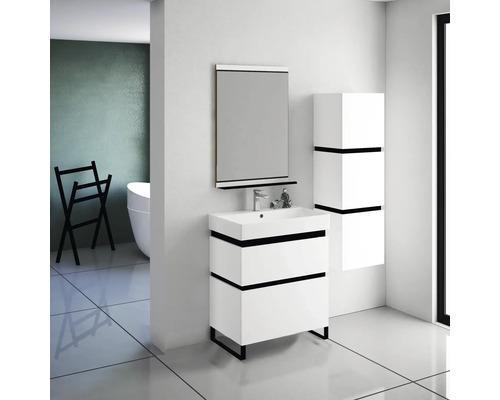 Badezimmer mit Waschbeckenunterschrank, Spiegelschrank und Hochschrank