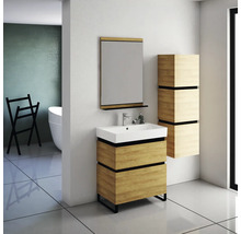 Badezimmer-Szene mit Waschtisch, Spiegel und Hochschrank in hellem Holzdekor