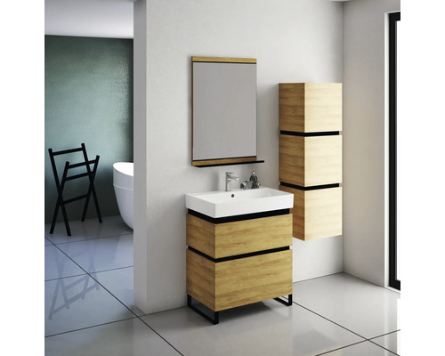 Badezimmer-Szene mit Waschtisch, Spiegel und Hochschrank in hellem Holzdekor
