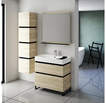 Badezimmer mit Waschtisch, Spiegel und Hochschrank im Holzdekor