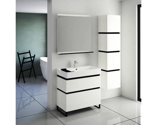 Badezimmer mit Waschtisch, Spiegel und Hochschrank in hellem Design