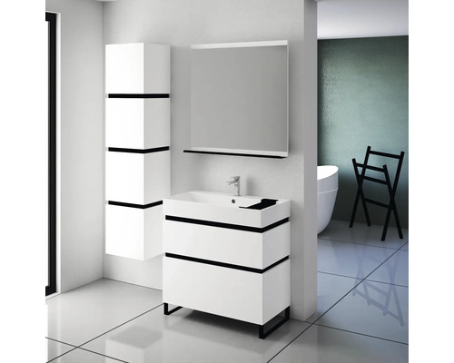 Badezimmer mit Waschbeckenunterschrank, Spiegelschrank und Hochschrank in Weiß mit dunklen Akzenten