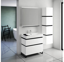 Badezimmer mit Waschbeckenunterschrank, Spiegel und Hochschrank in Weiß und Schwarz