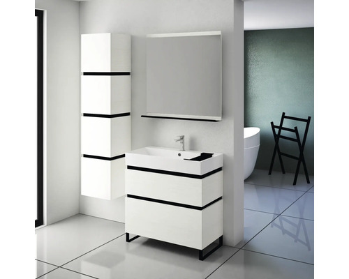 Badezimmer mit Waschbeckenunterschrank, Spiegelschrank und Hochschrank