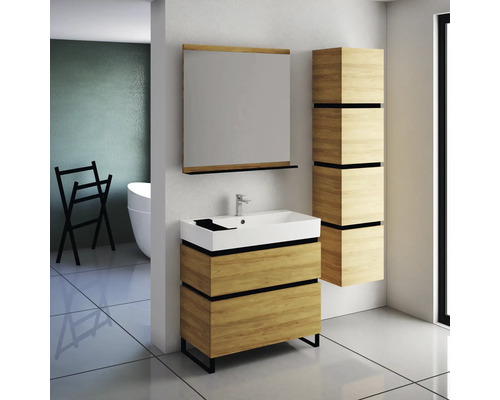 Badezimmer mit Waschtischunterschrank, Spiegel und Hochschrank in Holzoptik