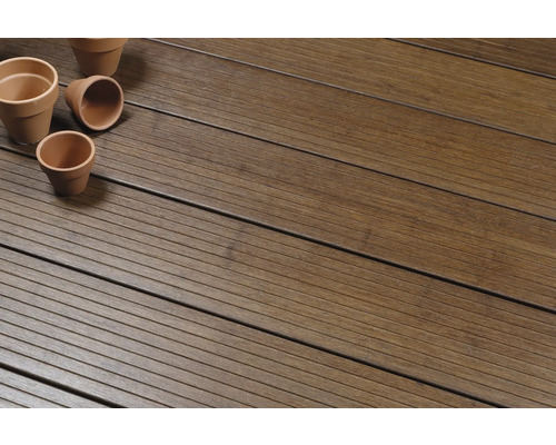 Terrassendielen aus Holz und drei Tontöpfe.