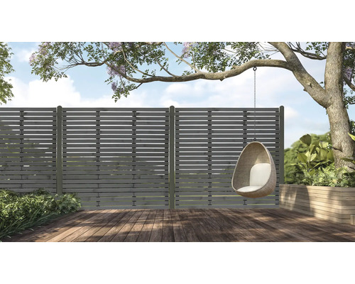 Gartenszene mit Holzzaun und hängendem Sessel auf einer Holzterrasse