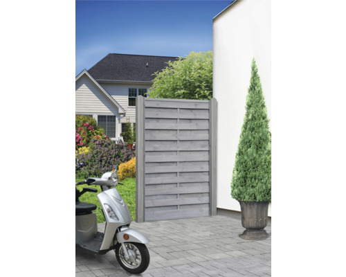 Holzzaun zur Gartengestaltung mit Motorroller und Pflanze im Topf