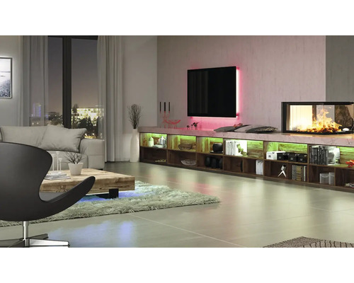 Helles Wohnzimmer mit Fernseher, Kamin, Regalen und Beleuchtung