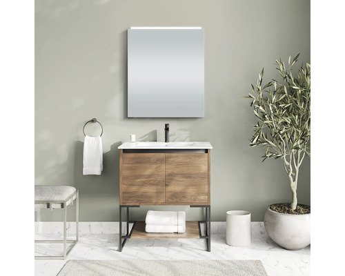 Modernes Badezimmer mit Waschtischunterschrank, Spiegel, Handtuch und Pflanze.