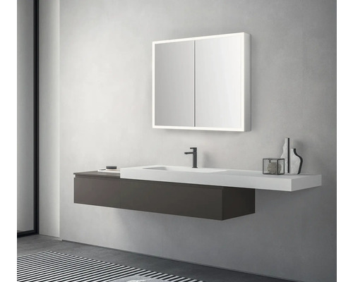 Modernes Badezimmer mit Waschtisch, Unterschrank und Spiegelschrank mit Beleuchtung