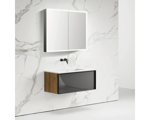 Badezimmer mit Spiegelschrank mit Beleuchtung und Waschtischunterschrank mit Waschtisch