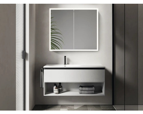 Badezimmer mit weißem Waschtischunterschrank, Waschbecken, beleuchtetem Spiegelschrank und Armatur